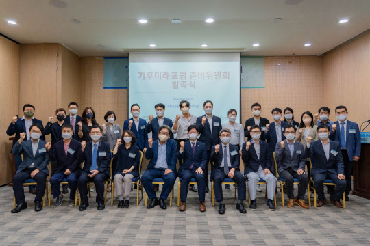 오태석(앞줄 왼쪽 여섯번째) 과기정통부 차관이 17일 오후 서울 강남구 한국과학기술회관에서 열린 '기후미래포럼 준비위원회 발족식'에서 기념촬영을 하고 있다. 과기정통부 제공